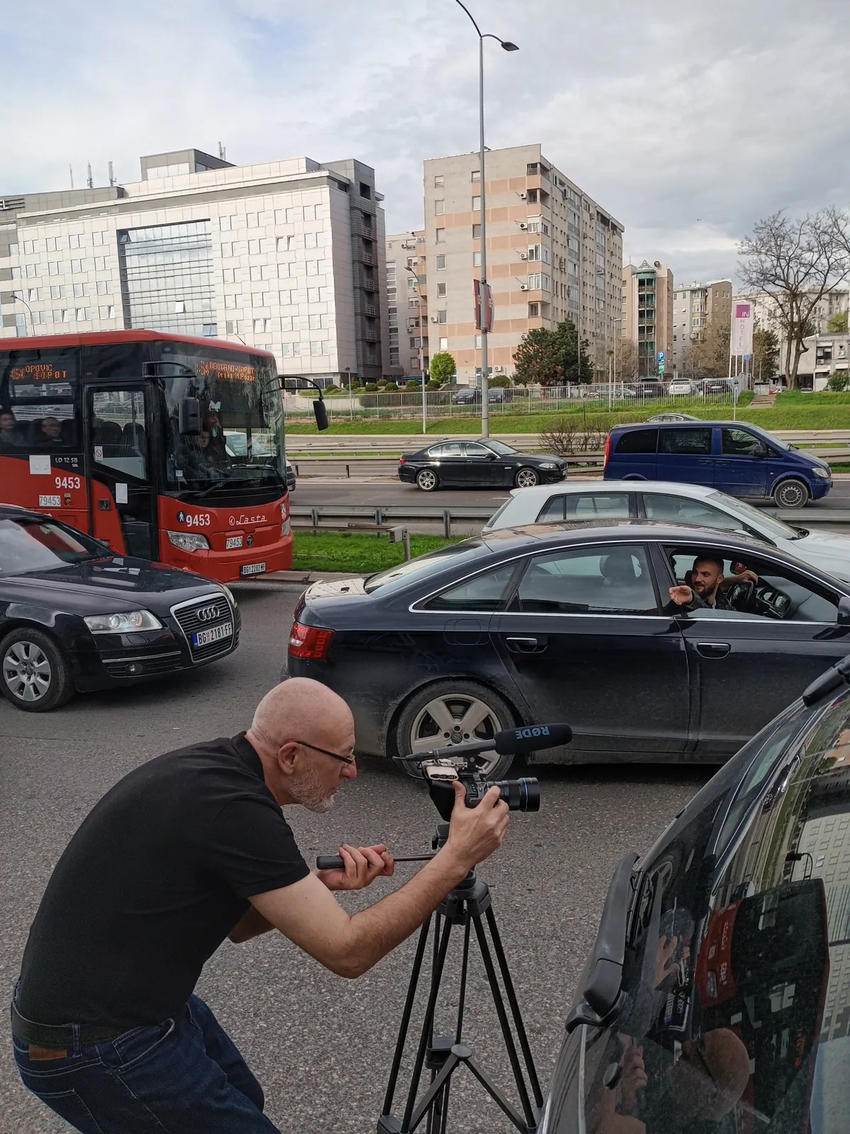 Mile Stanković snima kamerom na gradskom bulevaru